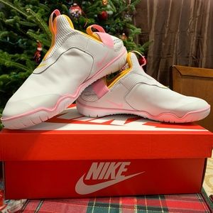 Nike Zoom Pulse Vast grey and pink